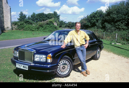 1999 Rolls-Royce Silver Seraph mit junger Mann in jeans Stockfoto