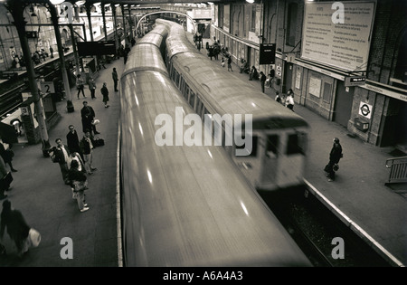 Farringdon London Tube stationierte Züge. Schwarz & weiß Stockfoto