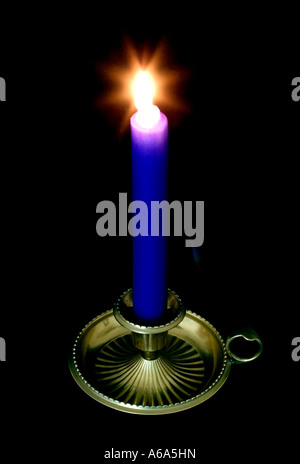 Blau Kerzenhalter steigen Sie in einen Messing Kerze Halter schwarzen Hintergrund Stockfoto