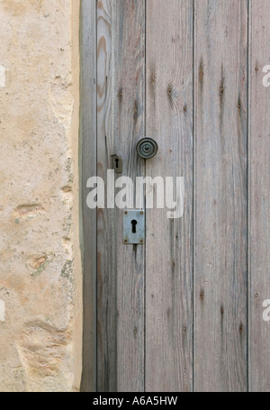 Teil einer alten verwitterten Tür in einer verlassenen Kirche des 12. Jahrhunderts geeignet für Hintergründe Stockfoto