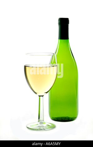 Weiße Flasche Wein und hohe Schlüssel gedreht, isoliert auf weiss Glas Stockfoto