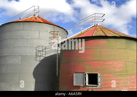 Koppeln von alten Getreidetrocknung Silo s vor einem blauen bewölkten Himmel Stockfoto