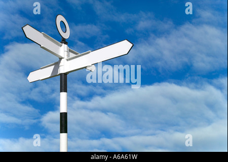 Leere Schild vor einem blauen Himmelshintergrund Stockfoto