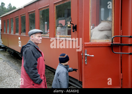 Fluggästen, die alten Timer-Zug mit Wagen aus den frühen 1900er Jahren Dalhem Railway Station and Museum Stockfoto