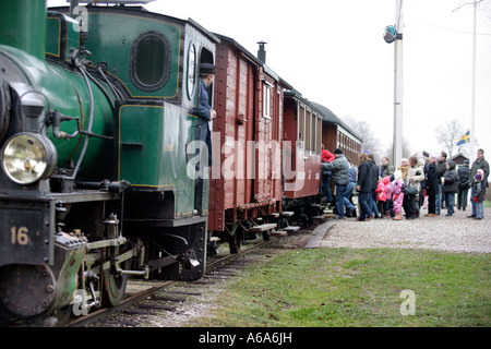 Passagiere an Bord der Gotland-Zug mit Lok ORENSTEIN KOPPEL ab 1908 Schlange stehen am Bahnhof Dalhem, Gotland Stockfoto