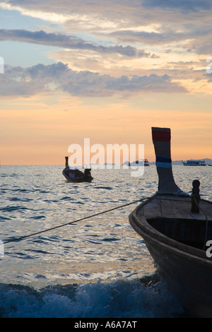 Sonnenuntergang am Ao Nang Beach mit Silhouette Bug Longtailed Boote in der Provinz Krabi Thailand. Stockfoto