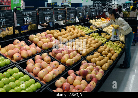 Früchte in der ersten Supercenter von Wal-Mart in Peking, China. 18. Mai 2005 Stockfoto