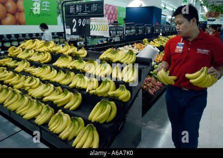 Früchte in der ersten Supercenter von Wal-Mart in Peking, China. 18. Mai 2005 Stockfoto
