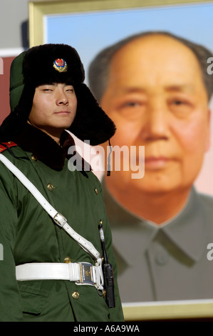 PLA Soldat auf der Hut vor Tiananmen-Tor in Peking. 14. Dezember 2005 Stockfoto