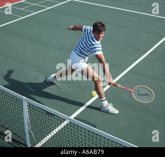 sportlicher junger Mann Tennis spielen Stockfoto