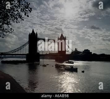 Tower Bridge bei Sonnenuntergang London England Stockfoto
