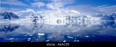 der Land- und Seenlandschaft in der Nähe von Paradise Harbour Amd in der Nähe von alten britischen Stützpunkt der Port Lockroy Stockfoto