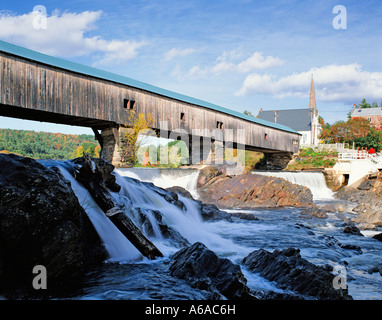 USA NEW HAMPSHIRE BAD BEDECKT BRÜCKE FÄLLT Stockfoto