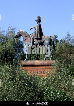 Reiterstatue des 1. Duke of Wellington auf Kopenhagen, seinem Ladegerät des Bildhauers Matthew Wyatt in Round Hill in Aldershot Hampshire England, Großbritannien Stockfoto