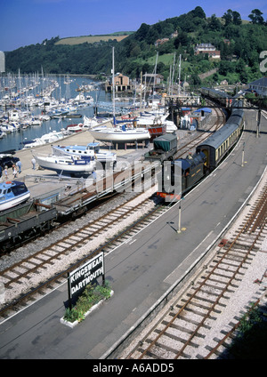Paignton & Dartmouth Heritage Railway1998 Blick auf die Dampflok und den Zug, der Kingswear zum Bahnhof Dartmouth neben dem River Dart in Devon England ankommt Stockfoto