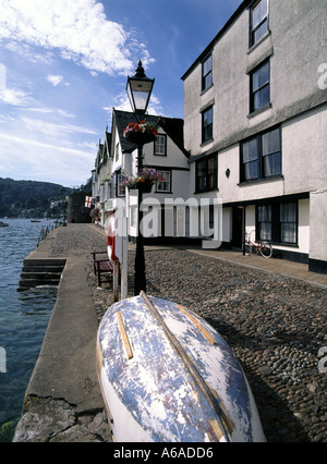 Bayards Cove Kai mit umgedrehtem Boot auf Kopfsteinpflaster führt zum historischen Bayard's Cove Fort aus dem 16. Jahrhundert neben dem River Dart Dartmouth Devon England, Großbritannien Stockfoto