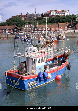 Hafen von Folkestone und angelegte Fischerboote im historischen Archiv der Hochwasserwelt im Jahr 1994 Bild der Stadtlandschaft jenseits von Kent England Großbritannien Stockfoto