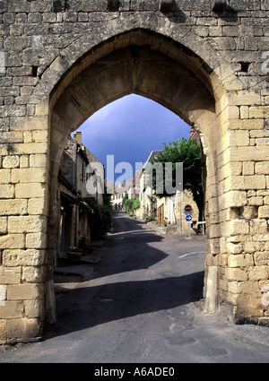 Porte Del Bos Gateway Arch Archiv Straßenszene in schmaler mittelalterlicher Straße in historischen Stadtmauern der Gemeinde Domme Dordogne Nouvelle Aquitaine Frankreich EU Stockfoto