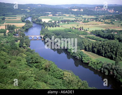 Fluss Dordogne stilles Wasser landwirtschaftliche Nutzflächen ländliche Landschaft Landschaft aus der Vogelperspektive von Domme Dordogne Nouvelle Aquitaine Frankreich Stockfoto
