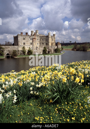 Leeds Castle & Grave historisches Anwesen der Klasse I auf Inseln in Seen am Fluss Len eine sprudelnde Narzissen Landschaft Maidstone in Kent England Großbritannien Stockfoto