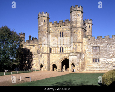 Battle Abbey eine teilweise ruinierte Benediktinerabtei aus dem 14. Jahrhundert, die Teil des Grades I ist und von English Heritage East Sussex England UK betrieben wird Stockfoto