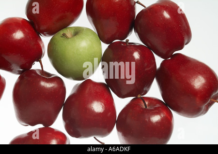 Red Delicious Äpfel mit grünem Apfel. Stockfoto