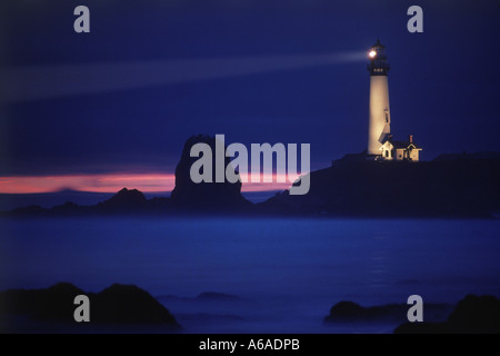 Taube Point Leuchtturm auf Felsvorsprung über Pazifischer Ozean in Kalifornien in der Abenddämmerung Stockfoto