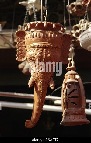 Terrakotta-Lampen im Markt in Vadodara Gujarat Indien gesehen, eine Wattierung Elefantenkopf Stockfoto