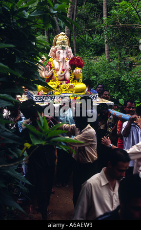 Hindu Anhänger tragen Idol von Lord Ganesha tauchen ein in das Meer beim Festival von Ganesh Chaturthi, Karwar, Karnataka, Indien Stockfoto