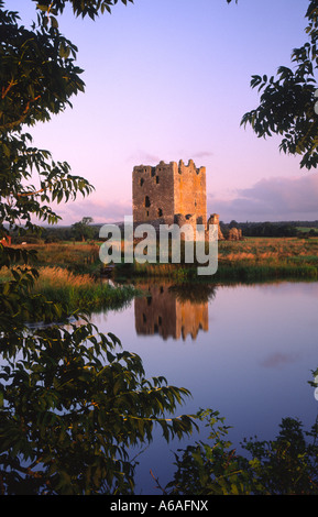 Schottisches Schloss spiegelt sich die atmosphärischen und landschaftlich Threave Castle in den Fluss Dee in der Nähe von Castle Douglas Scotland UK Stockfoto