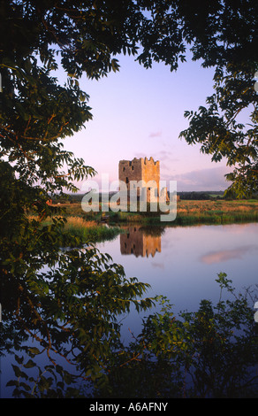 Schottisches Schloss spiegelt sich die atmosphärischen und landschaftlich Threave Castle in den Fluss Dee in der Nähe von Castle Douglas Scotland UK Stockfoto