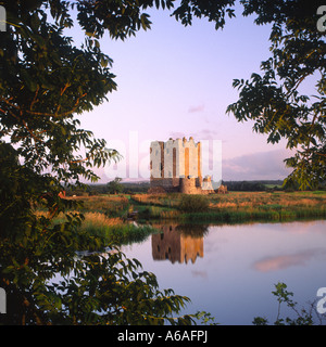 Schottisches Schloss spiegelt sich die atmosphärischen und landschaftlich Threave Castle in den Fluss Dee in der Nähe von Castle Douglas Scotland UK Stockfoto