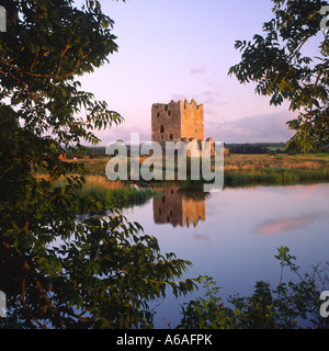 Schottisches Schloss spiegelt sich die atmosphärischen und landschaftlich Threave Castle in den Fluss Dee in der Nähe von Castle Douglas Scotland UK Stockfoto