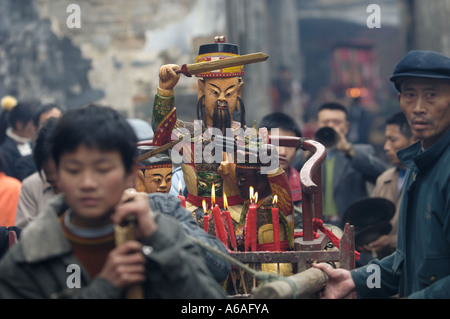 Gottheiten-Parade in Liukeng, einem 1000 Jahre alten abgelegenen Dorf in Jiangxi, China. 1. Februar 2006 Stockfoto