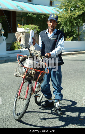Postbote auf Fahrrad in Franschhoek Südafrika RSA liefert Buchstaben auf seiner Runde Stockfoto