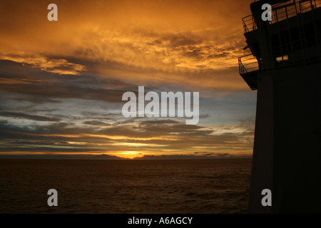 Formationen der Wolken bei Sonnenuntergang auf der Fähre über die Cook Straight, zwischen den Inseln von Neuseeland Stockfoto