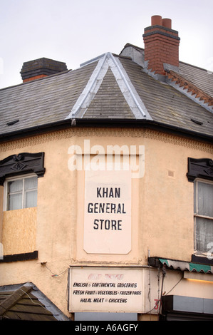 DAS SCHILD ÜBER EIN ASIATISCHES BESAß GENERAL STORE IN DER ALAUN-ROCK ROAD-BEREICH VON BIRMINGHAM UK Stockfoto