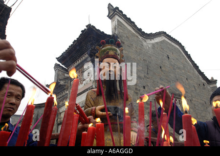 Gottheiten-Parade in Liukeng, einem 1000 Jahre alten abgelegenen Dorf in Jiangxi, China. 1. Februar 2006 Stockfoto