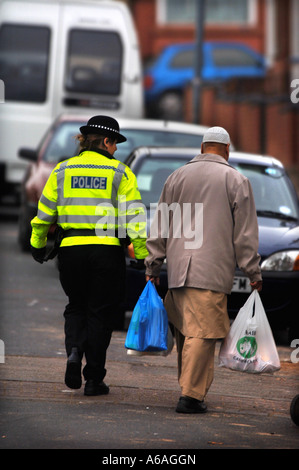 EINE POLIZISTIN IM GESPRÄCH MIT EINEM LOKALEN RESIDENT IN BIRMINGHAM NACH EINER REIHE VON TERRORISMUS IM ZUSAMMENHANG MIT JAN 2007 RAZZIEN Stockfoto