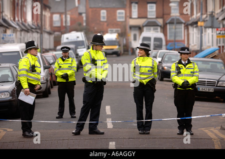 POLIZEI-DICHTUNG AUS A STREET IN BIRMINGHAM NACH EINER REIHE VON TERRORISMUS IM ZUSAMMENHANG MIT JAN 2007 RAZZIEN Stockfoto