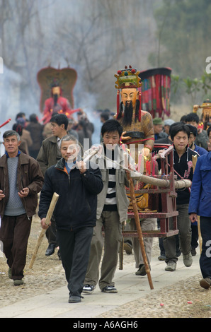 Gottheiten-Parade in Liukeng, einem 1000 Jahre alten abgelegenen Dorf in Jiangxi, China. 1. Februar 2006 Stockfoto