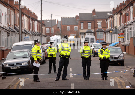 POLIZEI-DICHTUNG AUS A STREET IN BIRMINGHAM NACH EINER REIHE VON TERRORISMUS IM ZUSAMMENHANG MIT JAN 2007 RAZZIEN Stockfoto