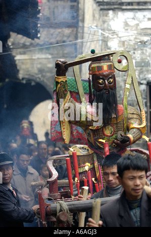 Gottheiten-Parade in Liukeng, einem 1000 Jahre alten abgelegenen Dorf in Jiangxi, China. 1. Februar 2006 Stockfoto