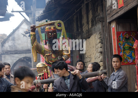 Gottheiten-Parade in Liukeng, einem 1000 Jahre alten abgelegenen Dorf in Jiangxi, China. 1. Februar 2006 Stockfoto