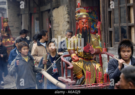 Gottheiten-Parade in Liukeng, einem 1000 Jahre alten abgelegenen Dorf in Jiangxi, China. 1. Februar 2006 Stockfoto