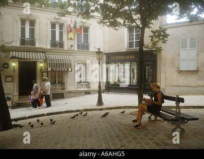 Paris Frau Bank-Lesung im ruhigen Montmartre Quadrat Magazin Stockfoto