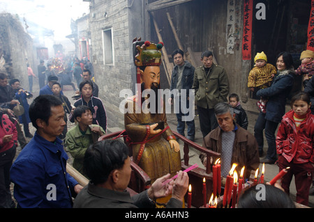 Gottheiten-Parade in Liukeng, einem 1000 Jahre alten abgelegenen Dorf in Jiangxi, China. 1. Februar 2006 Stockfoto