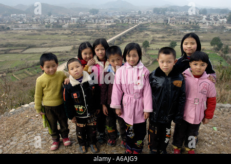 Kinder in Liukeng, einem 1000 Jahre alten abgelegenen Dorf in Jiangxi, China. 2. Februar 2006 Stockfoto