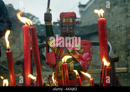 Gottheiten-Parade in Liukeng, einem 1000 Jahre alten abgelegenen Dorf in Jiangxi, China. 3. Februar 2006 Stockfoto