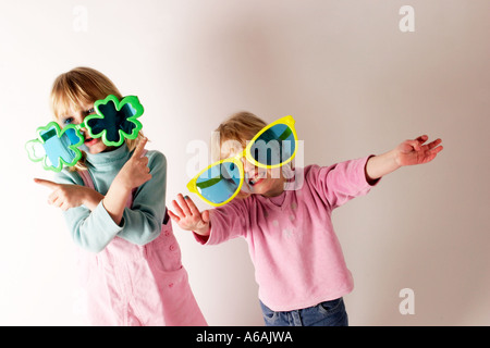 zwei Mädchen mit Witz große Brille auf Kinder Spaß spielerisch Flickschusterei Stockfoto